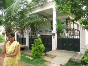 Niwiditha outside a more stately home.